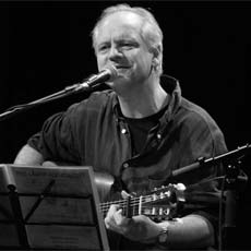 Liedermacher Frank Viehweg mit Gitarre